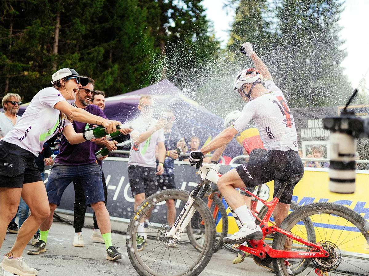 Das SCOTTSRAM  Racing Team feiert ihren erfolgreichsten Athleten. Viele haben Nino Schurter über Jahre begleitet. «Auch für sie ging eine Geschichte zu
Ende», sagt Schurter.
Photo by Piper Albrecht