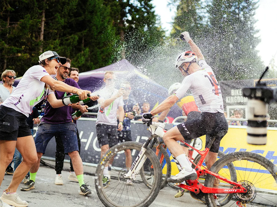 Das SCOTTSRAM  Racing Team feiert ihren erfolgreichsten Athleten. Viele haben Nino Schurter über Jahre begleitet. «Auch für sie ging eine Geschichte zu
Ende», sagt Schurter.
Photo by Piper Albrecht