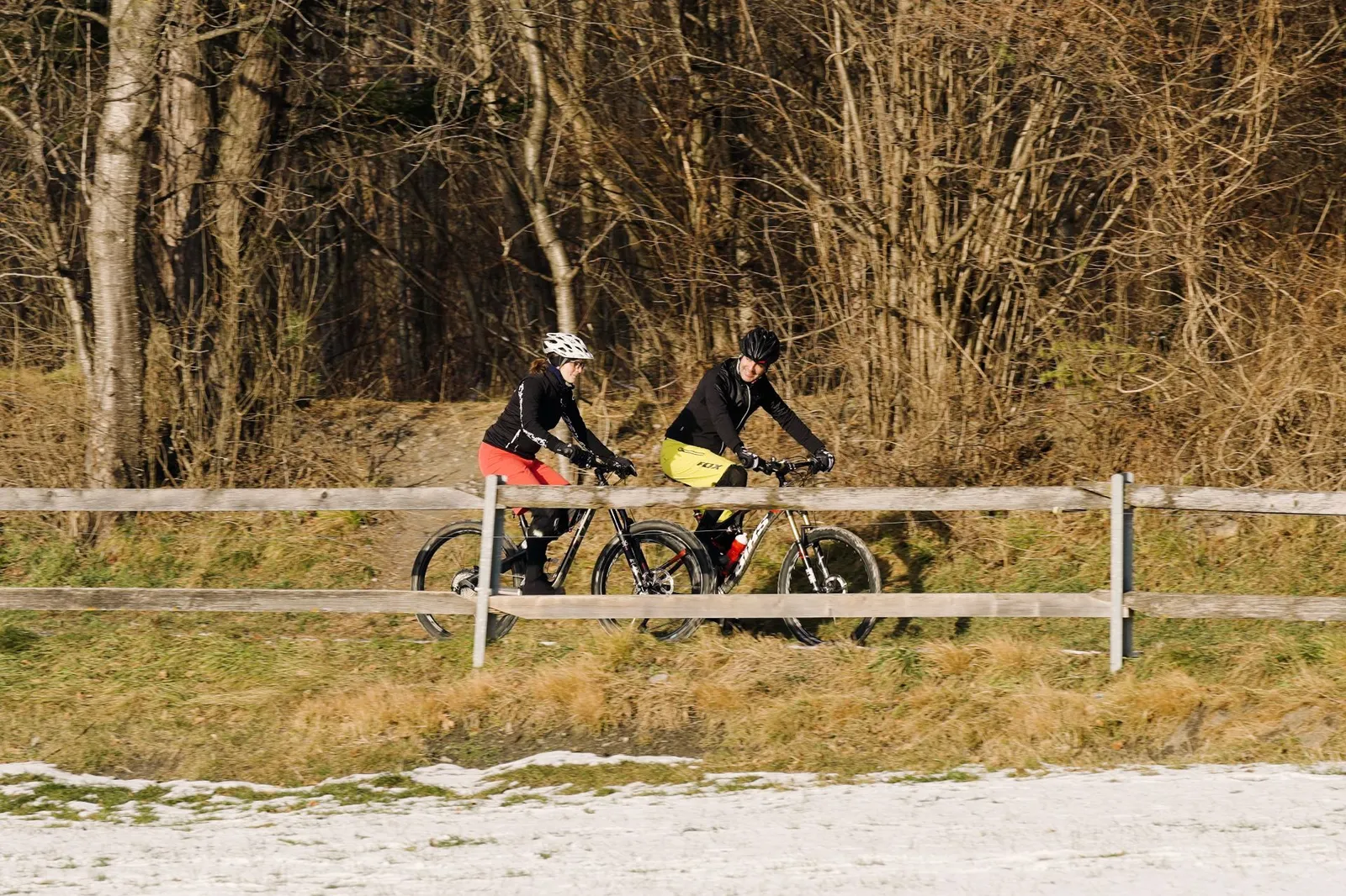 Zwei Personen fahren im Frühling auf dem Mountainbike und bereiten sich auf die Saison vor