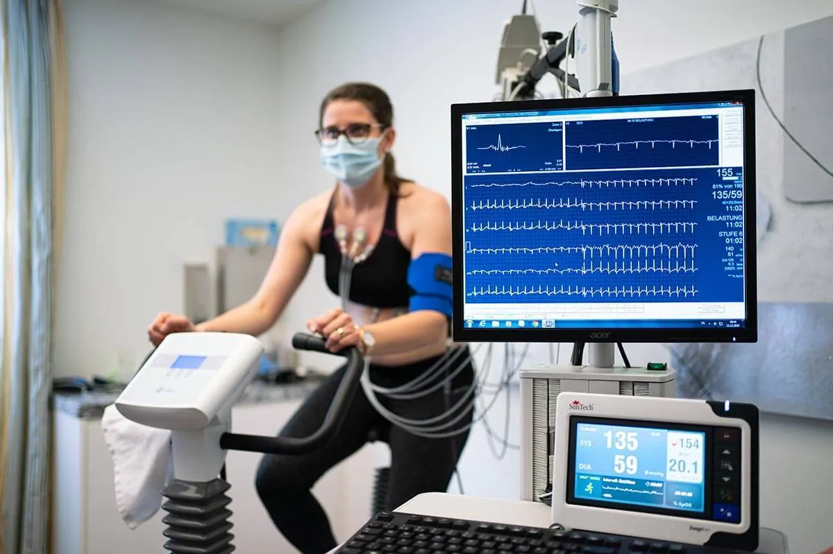 Frau macht einen Fitnesscheck auf dem Ergometer