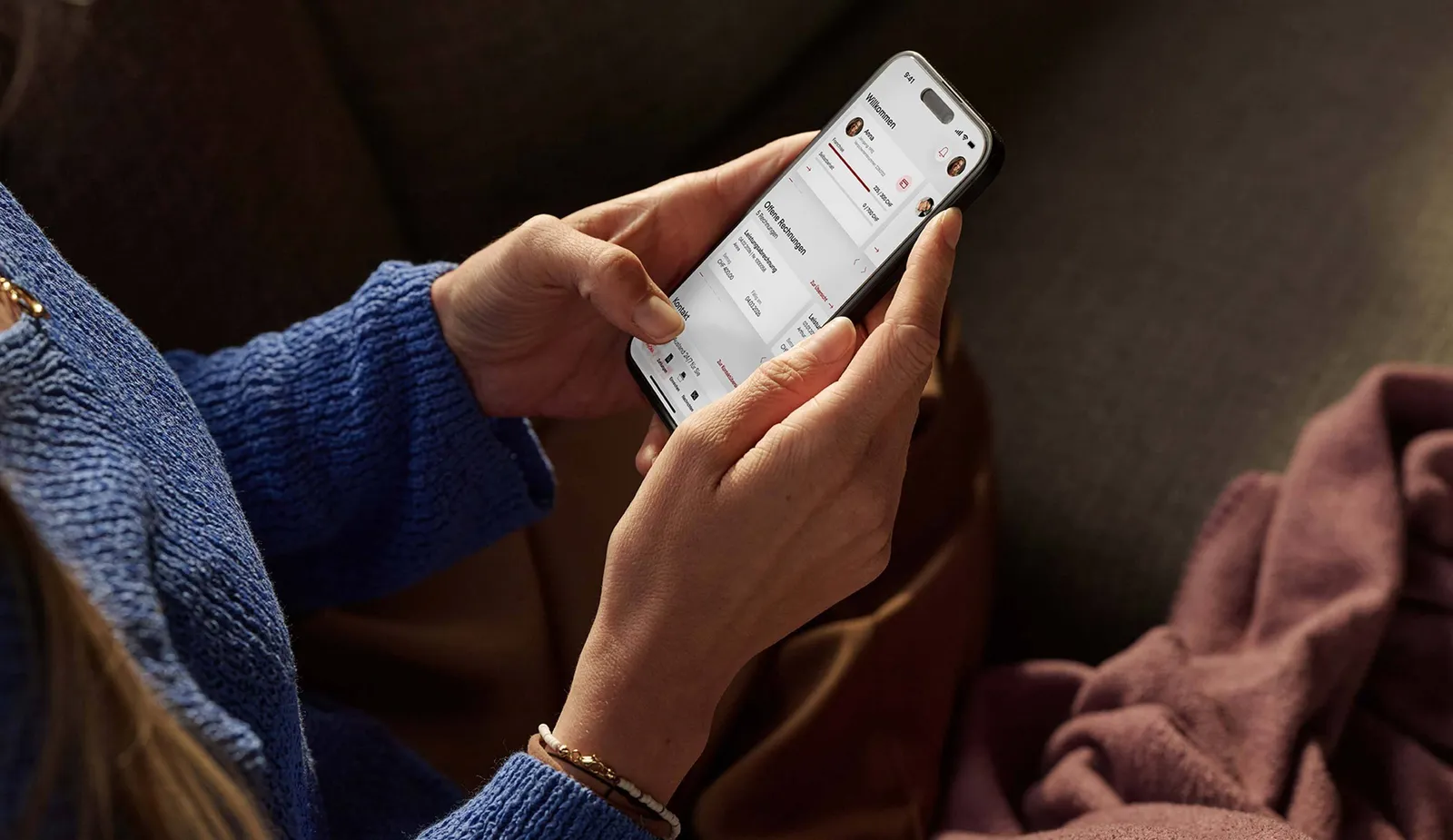Person nutzt die myÖKK App auf einem Smartphone, um Versicherungsinformationen und Rechnungen digital zu verwalten.