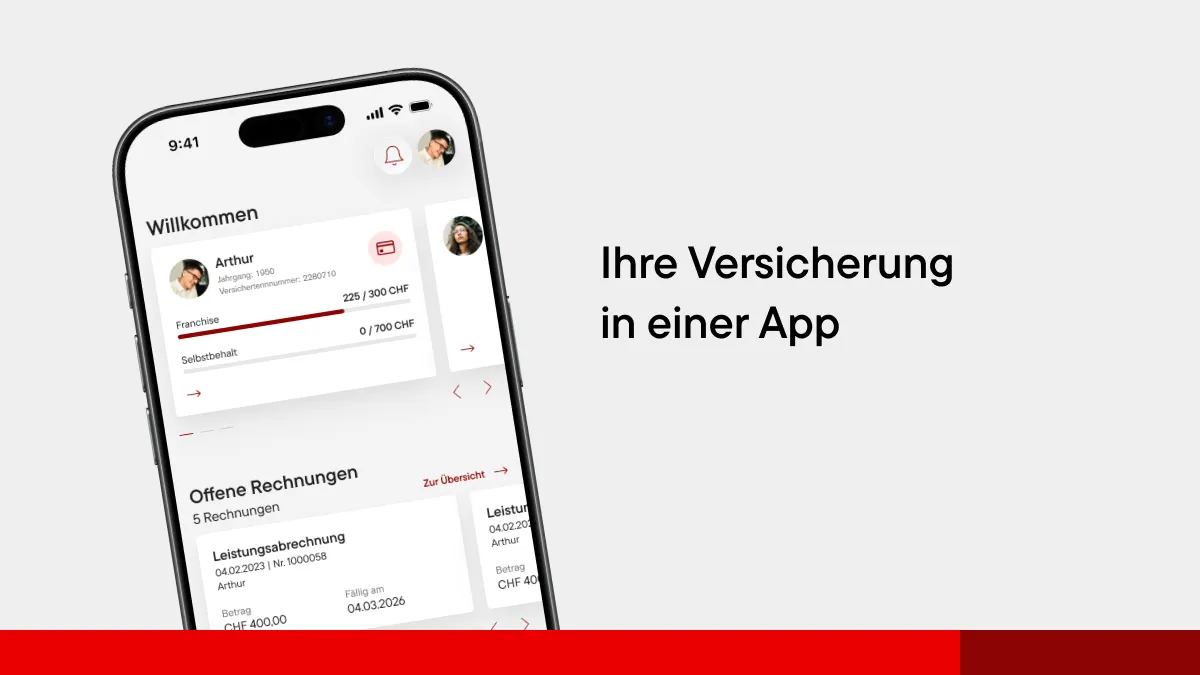 Smartphone mit der myÖKK App-Oberfläche, die Versicherungsinformationen, Franchise und offene Rechnungen übersichtlich in einer mobilen Ansicht zeigt.