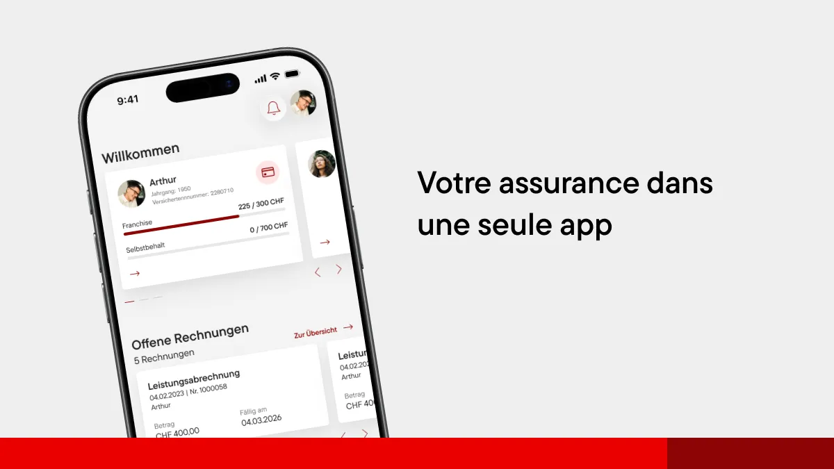 Smartphone affichant l’application myÖKK avec les informations d’assurance, la franchise et les factures ouvertes réunies dans une interface claire.
