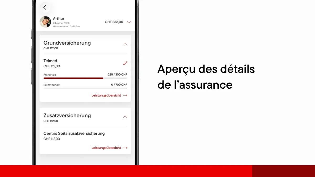 Smartphone affichant l’application myÖKK avec les informations d’assurance, la franchise et les factures ouvertes réunies dans une interface claire.