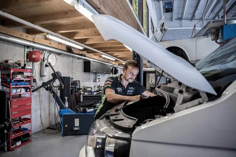 Automechaniker repariert Fahrzeug