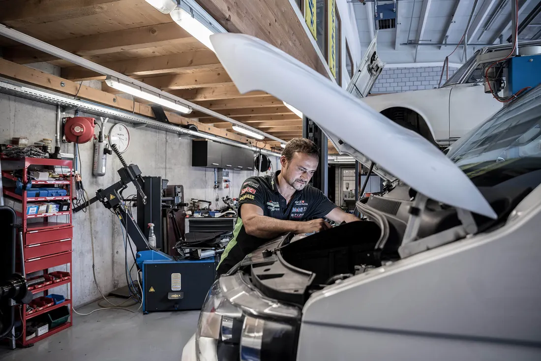 Automechaniker repariert Fahrzeug