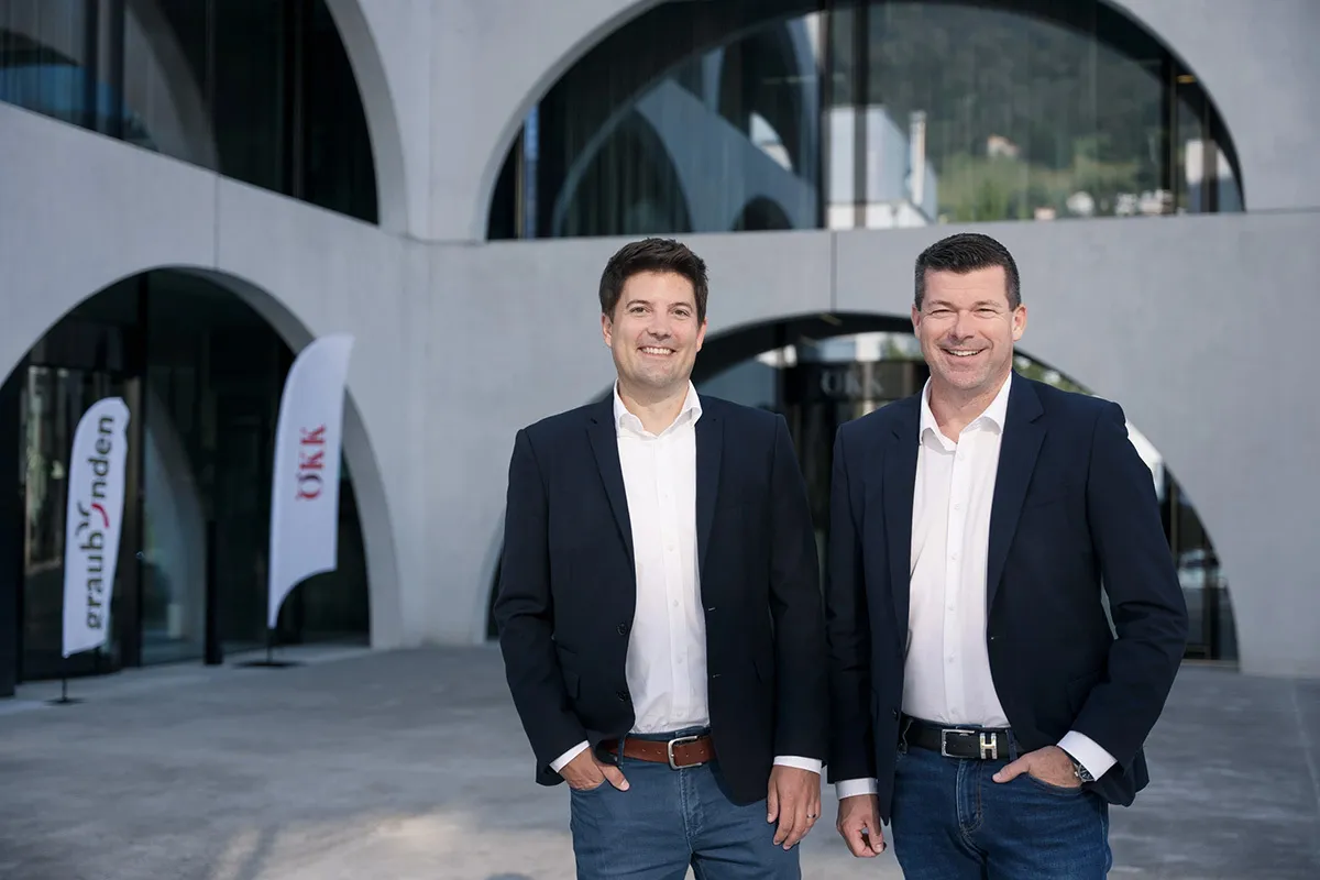 Simon Neuner und Yves Luetolf vor dem Hauptsitz der ÖKK in Landquart.