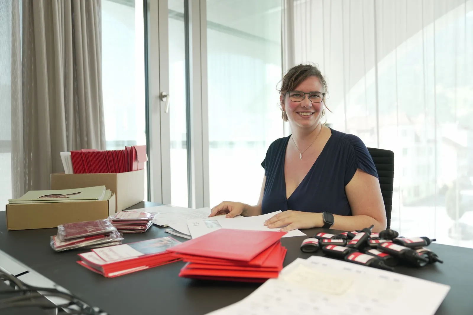 Giovane donna al lavoro. Sara soffre di narcolessia e lavora nel reparto comunicazione di ÖKK.